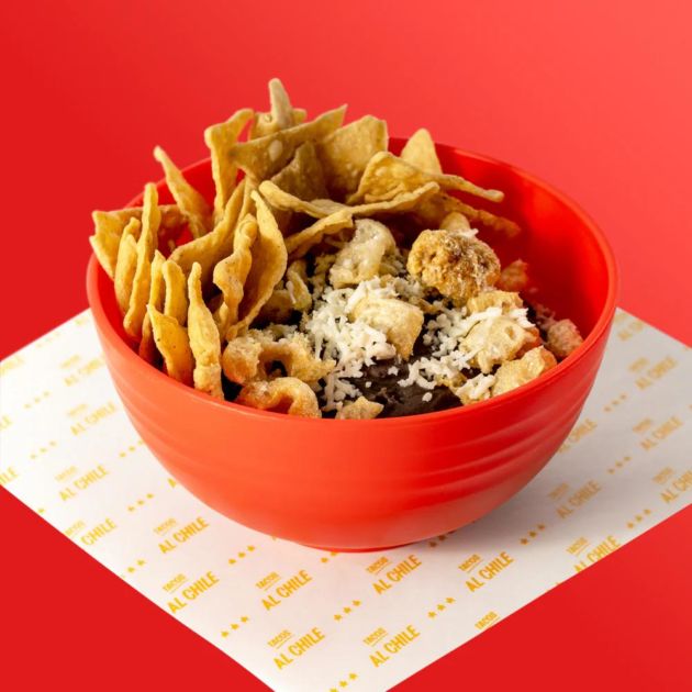 Frijoles puercos con totopos